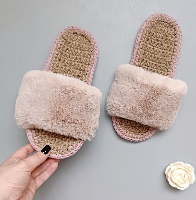 Pale pink hemp slippers fur slides open toe Home slippers Handmade - รองเท้าแตะในบ้าน - ผ้าฝ้าย/ผ้าลินิน สึชมพู