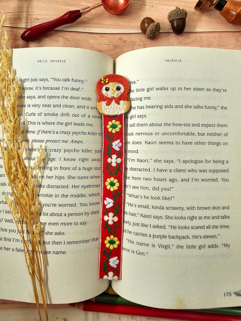 貓頭鷹刺繡書籤-紅頭巾 - 書籤 - 繡線 紅色