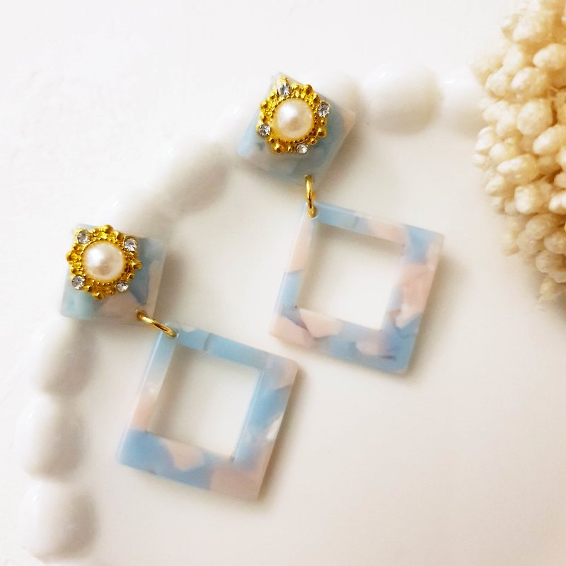 amber. Sky Blue-Clip Earrings Pin Earrings Stainless Steel Earrings - ต่างหู - พลาสติก สีน้ำเงิน
