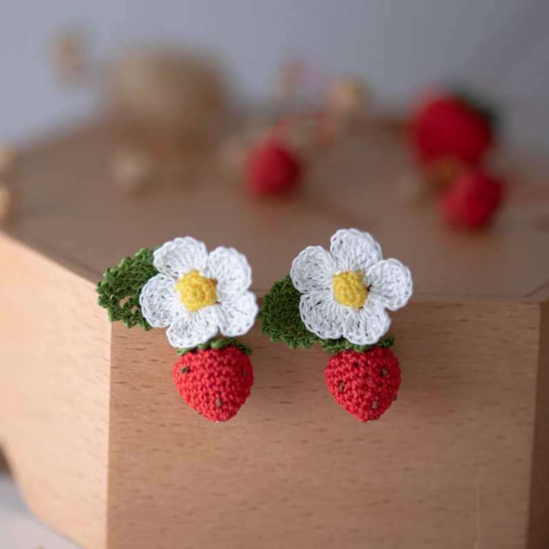 [Small White Strawberry] Earrings Micro Crochet Knitted Flower Earrings Handmade Clip-On - Earrings & Clip-ons - Thread Red