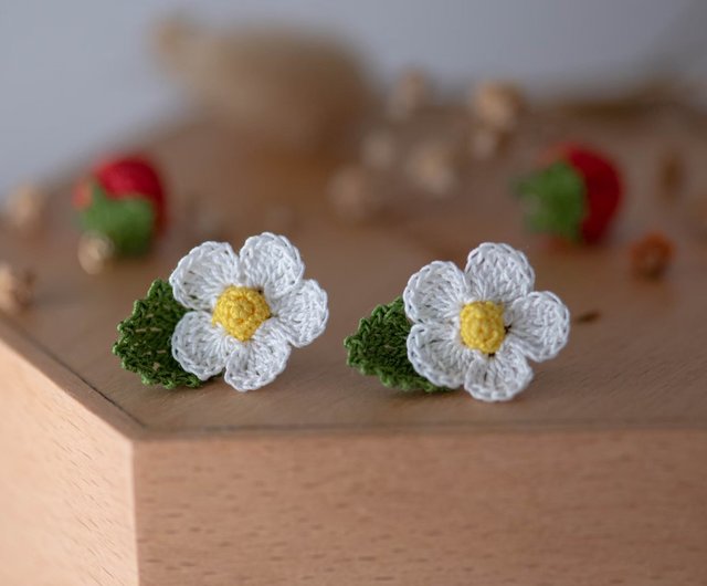 小さな白い花 イチゴ】ピアス マイクロかぎ針編み フラワー