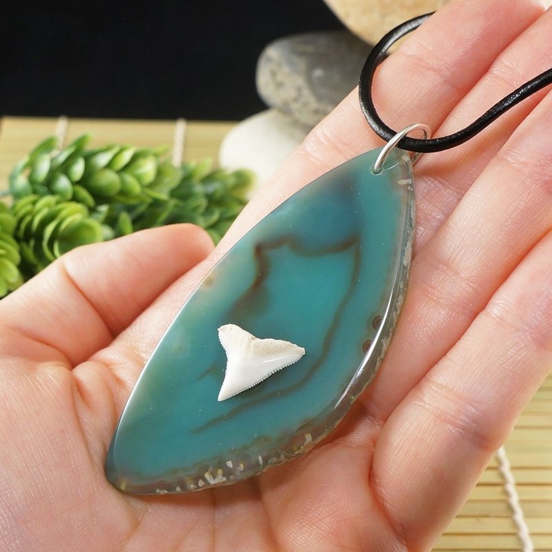 Mint Green Agate Slice Slab Mako Shark Tooth Protection Pendant Necklace Jewelry - 項鍊 - 半寶石 綠色