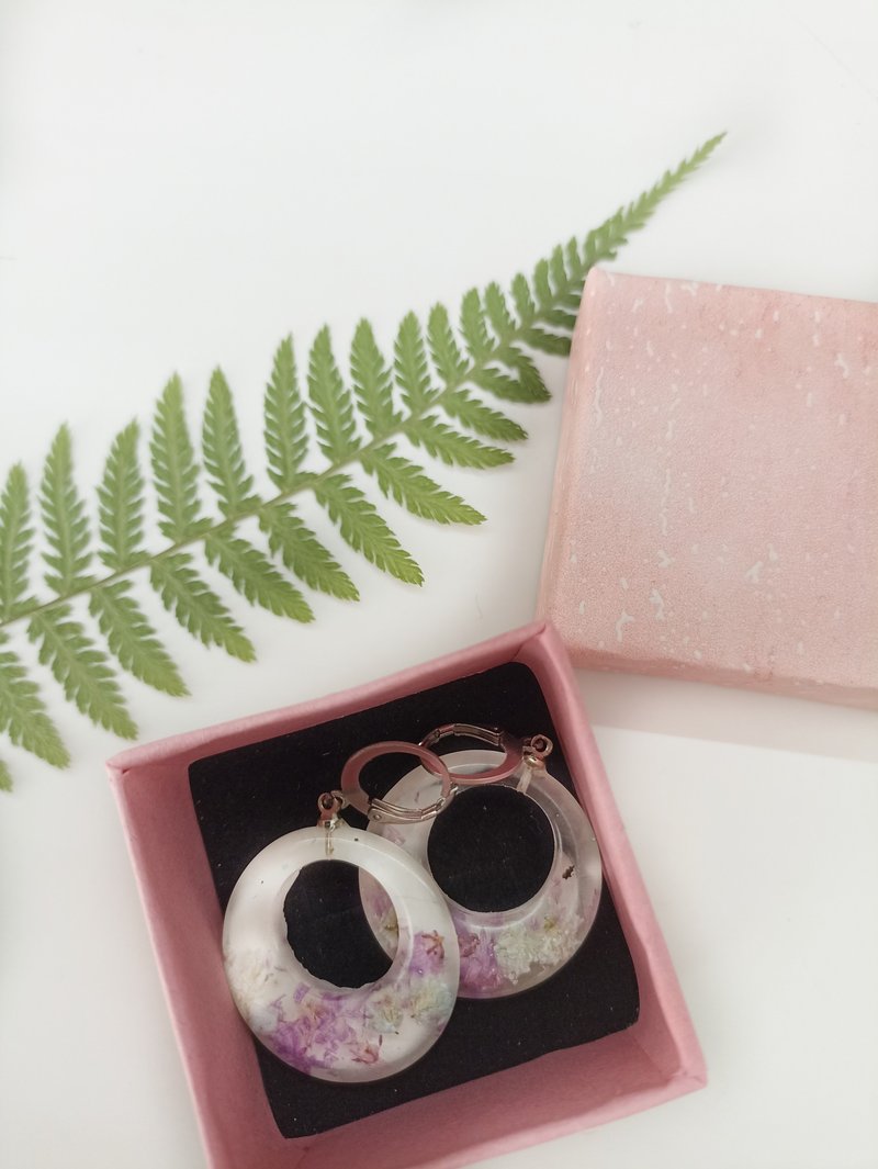 Round earrings with gypsophila Flowers in resin Flower earrings 生日禮物 項鍊 - 耳環/耳夾/耳骨夾 - 樹脂 白色