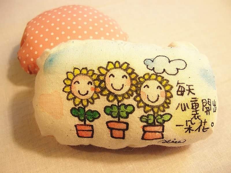 Hand-painted meatballs - a flower in your heart every day - เข็มกลัด - ผ้าฝ้าย/ผ้าลินิน หลากหลายสี