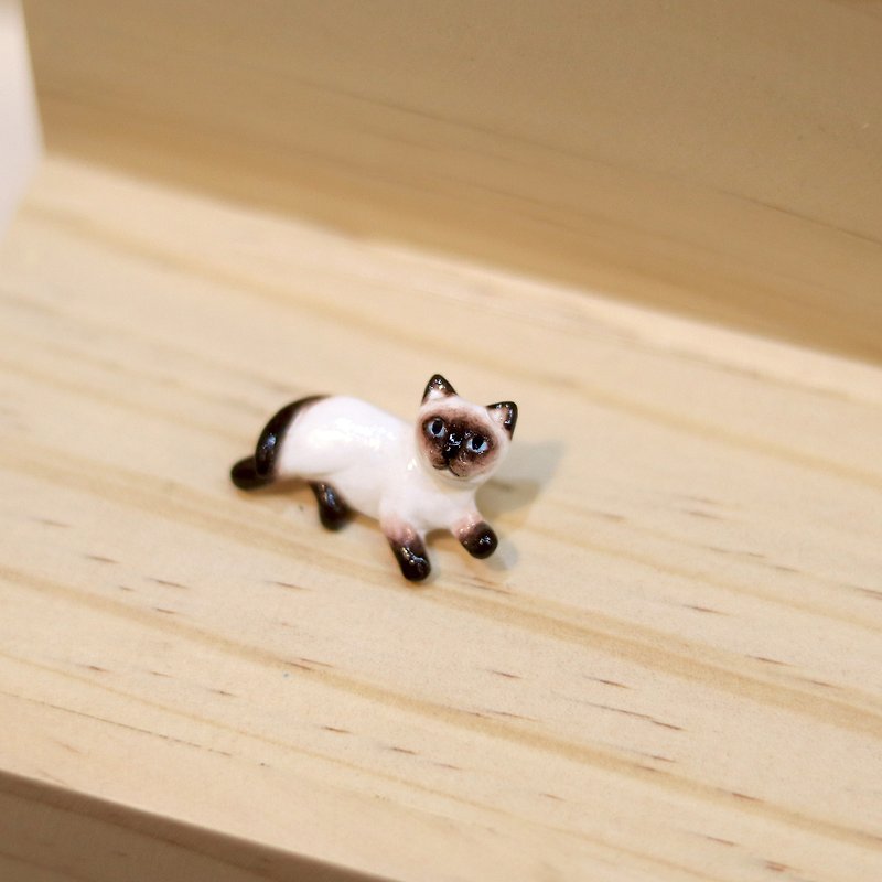 Siamese cat laying down brooch, Siamese cat brooch, Siamese cat pin - 胸針/心口針 - 黏土 咖啡色