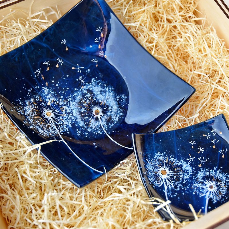 Decorative dish with dandelions - Fused glass plate with flower - จานเล็ก - แก้ว สีน้ำเงิน