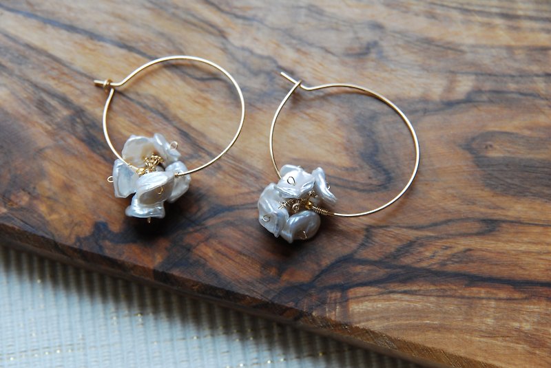 Keshipearl chip flower hoop earrings 14kgf - Earrings & Clip-ons - Pearl White