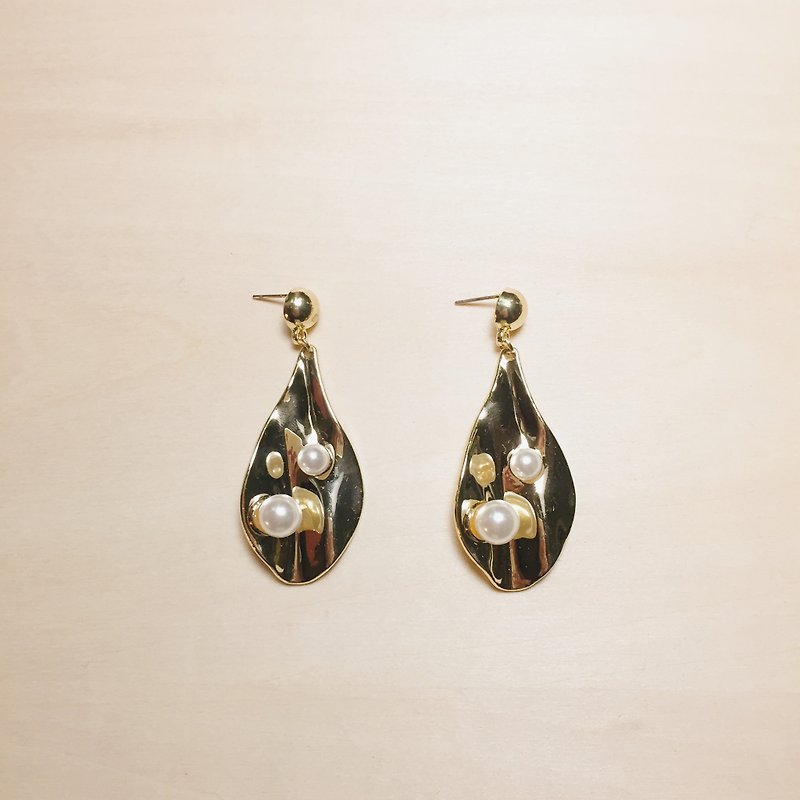 Vintage pearl golden large leaf earrings - Earrings & Clip-ons - Copper & Brass Gold