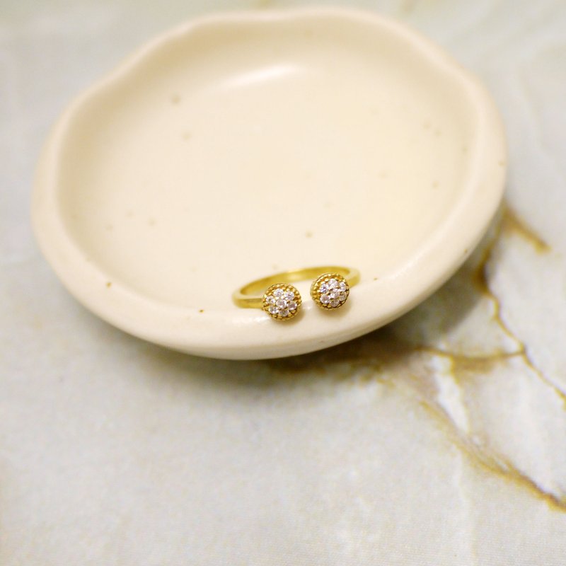 【福利品】黃銅圓圈閃耀優雅 戒指 - 戒指 - 其他金屬 金色