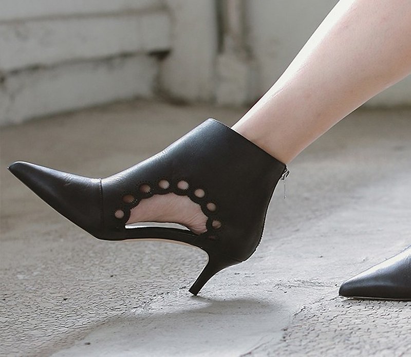 Flower-shaped hollow pointed leather small ankle boots on both sides - รองเท้าบูทยาวผู้หญิง - หนังแท้ สีดำ