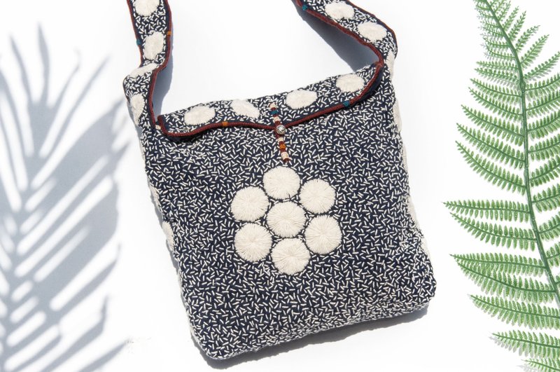 手縫純棉布側背包 刺繡斜背包 手工刺繡肩背包 手縫藍染包indigo - 側背包/斜背包 - 棉．麻 藍色