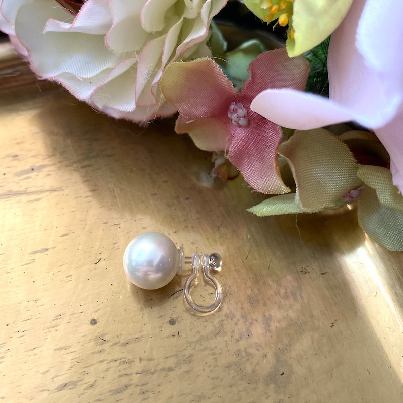 EAR CUFF / Shell Pearl / EarcuffCL03 - Earrings & Clip-ons - Gemstone White