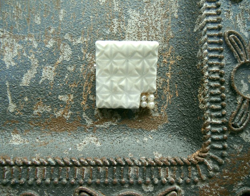 Kiriko Moyo's Ceramic Brooch Ice Color - เข็มกลัด - ดินเผา ขาว