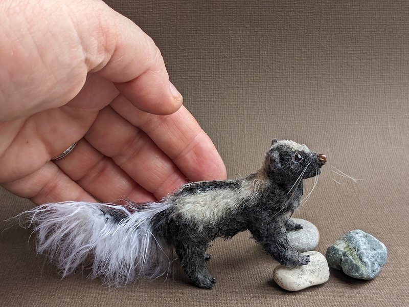 Skunk Misha ,- 4,3 cm . Crocheted miniature - 玩偶/公仔 - 其他材質 黑色