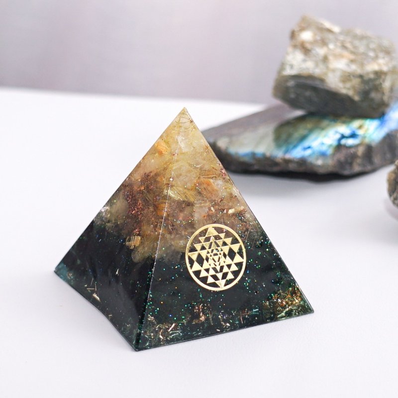 [Blonde Crystal, Green Stone] Orgonite Crystal Energy Pyramid 6x6 cm - ของวางตกแต่ง - คริสตัล หลากหลายสี