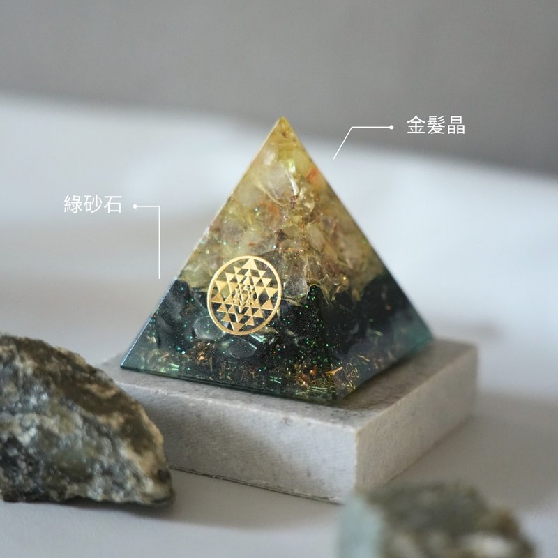 [Blonde Crystal, Green Stone] Orgonite Crystal Energy Pyramid 6x6 cm - ของวางตกแต่ง - คริสตัล หลากหลายสี