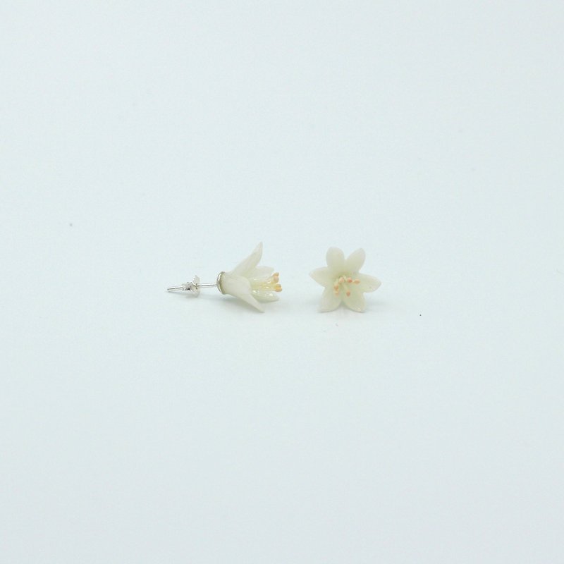 Pamycarie twig clay lily earrings - ต่างหู - ดินเหนียว ขาว
