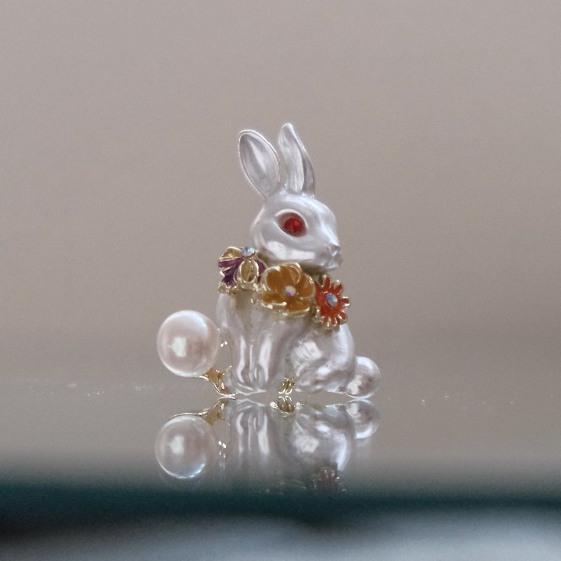 SALTY PUMPKIN原創小眾設計復古小兔子淡水珍珠胸針 - 胸針/心口針 - 珍珠 白色