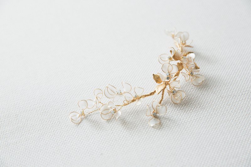 Wedding gift x classical hand-made // hand-made resin flower bridal headdress QS957 - เครื่องประดับผม - วัสดุอื่นๆ หลากหลายสี