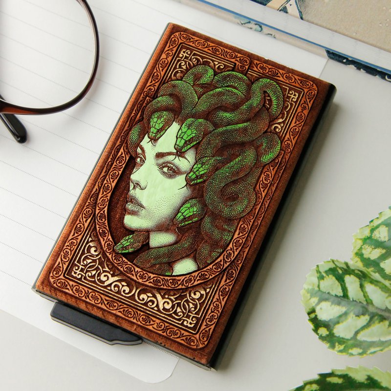 Medusa -  Wooden card holder with laser engraving + hand painting - 名片夾/名片盒 - 木頭 咖啡色
