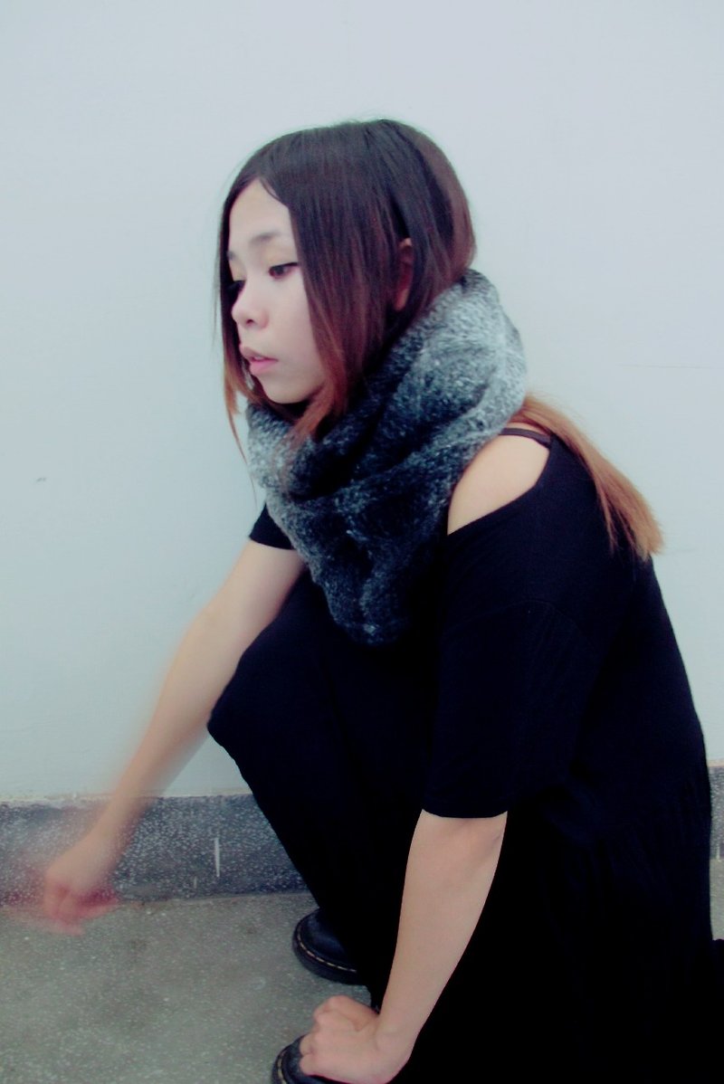 Lan wool scarf (black gray gradient) - ผ้าพันคอ - ขนแกะ สีเทา