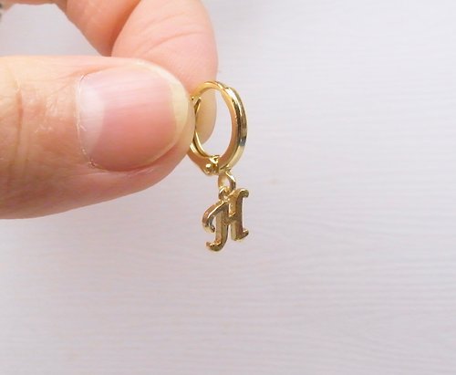 二毛銀（Nimou Jewelry） 二毛銀【18K金黃銅底極小型圈圈+英文字母耳環】一對。有耳夾款