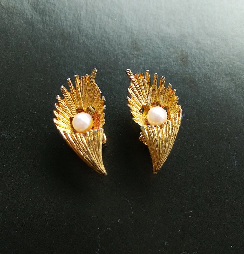 Vintage Jewelry 西洋古董飾品 海芋 仿珠 夾式耳環 - 耳環/耳夾/耳骨夾 - 其他金屬 金色