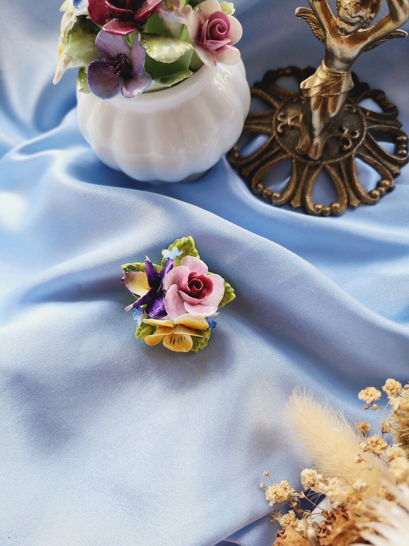 美國西洋古董飾品/英國製England骨瓷鮮豔玫瑰三色堇勿忘我胸針 - 胸針 - 瓷 