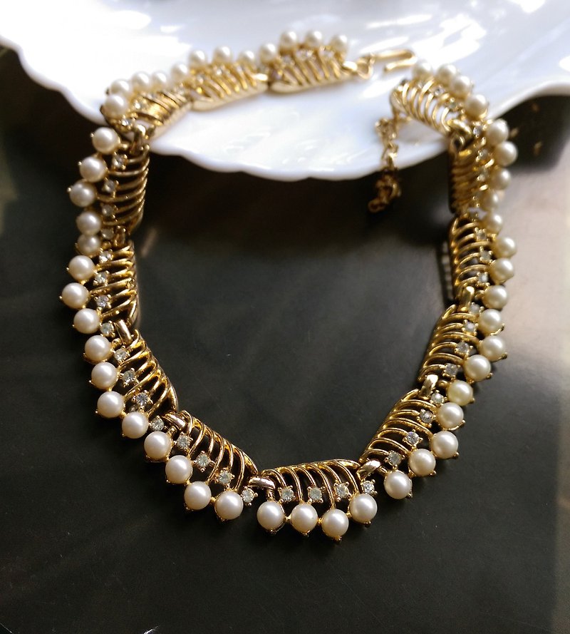 TRIFARI bead and diamond elegant necklace necklace. Western antique jewelry - สร้อยคอ - โลหะ สีทอง