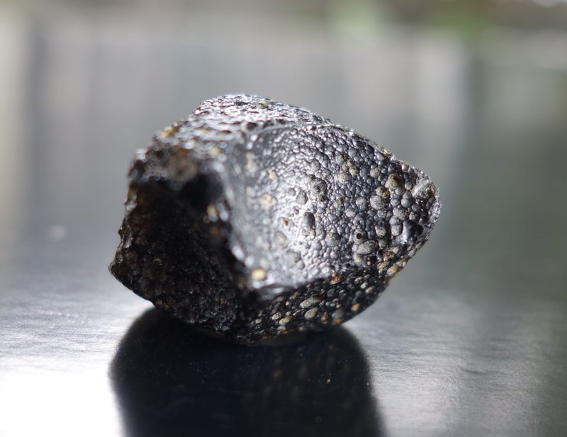 Meteorite natural glass meteorite 7.58g Czech meteorite sky Stone raw stone magnetic field energy is strong - พวงกุญแจ - วัสดุอื่นๆ สีดำ