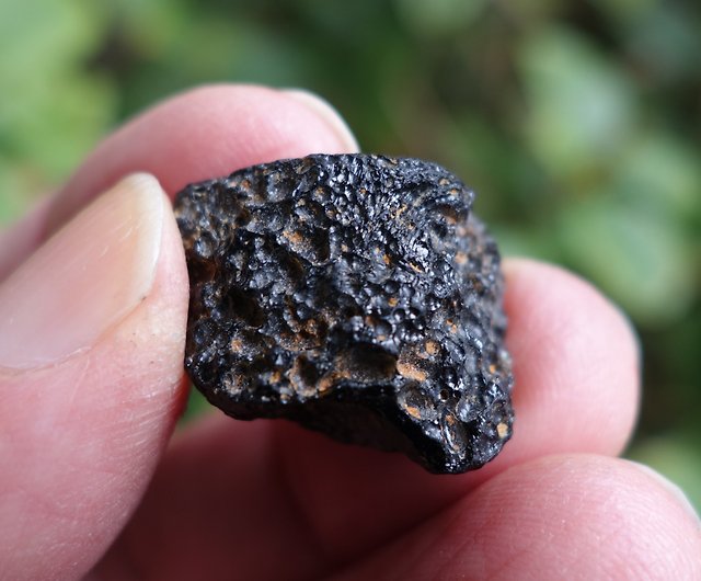 隕石 天然ガラス隕石 7.58g チェコ隕石 天空石石 原石 磁場エネルギーが強い - ショップ shanchiart Antique shop  チャーム - Pinkoi