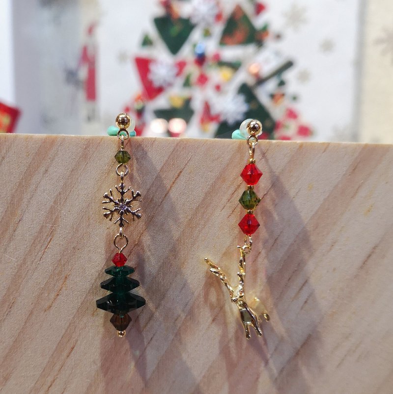 [Christmas Limited] Beaded-Christmas Moose Earrings - ต่างหู - วัสดุอื่นๆ หลากหลายสี