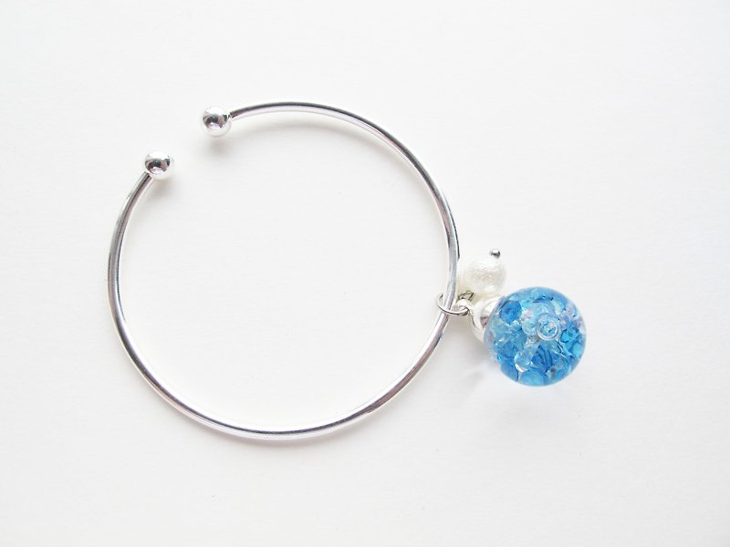 Rosy Garden Blue crystals water inside snow flakes glass ball silver bangle - Bracelets - Glass Blue