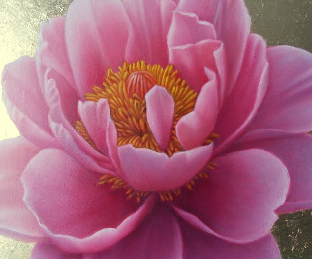 金箔の背景にリアルなピンクの牡丹の花の油絵 植物アート