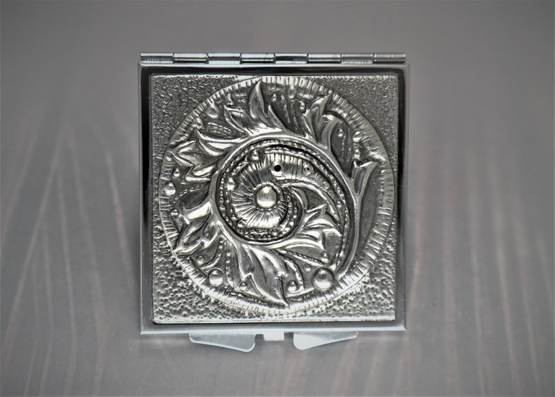 錫雕  具生命力葡萄卷草紋造型隨身鏡 - 名片夾/名片盒 - 其他金屬 銀色