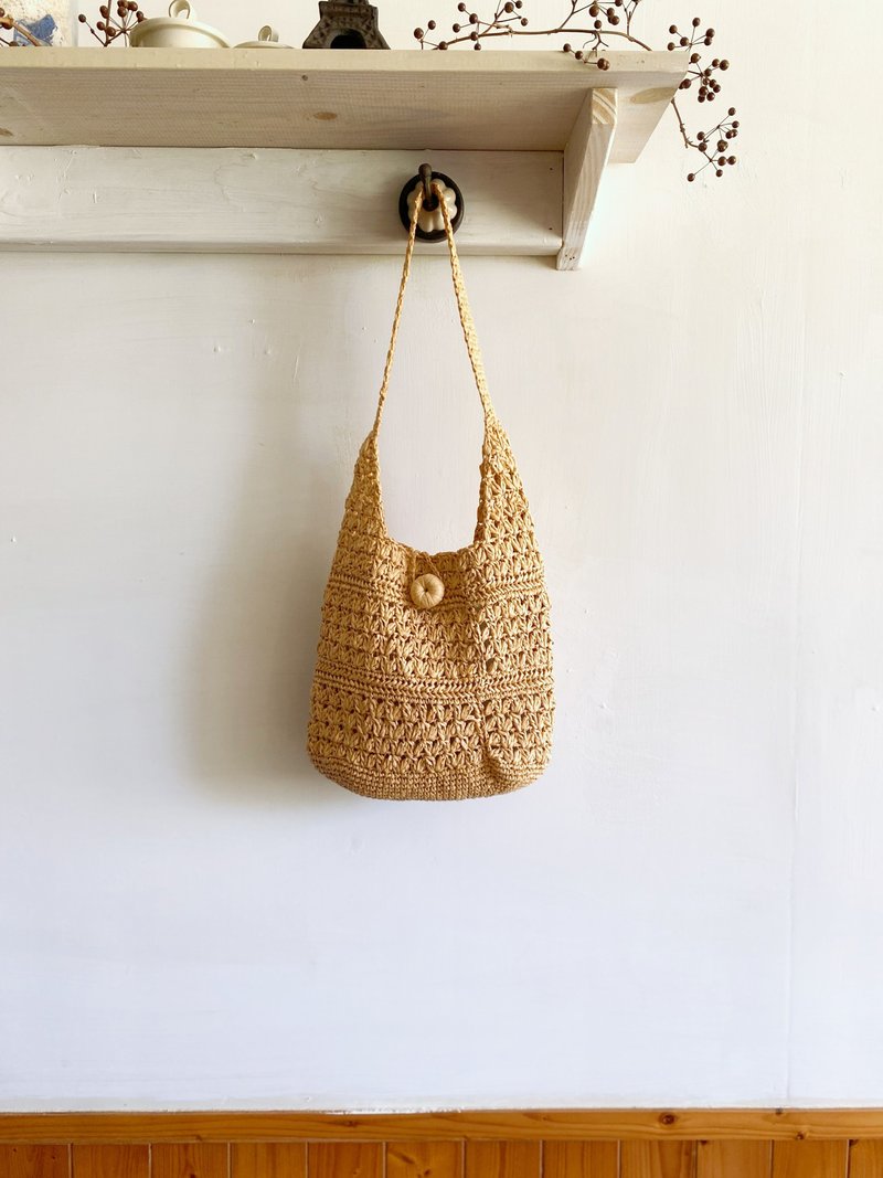 【好日手作】Handmade。夏日手工拉菲草編織奶茶大扣子側背包 - 側背包/斜背包 - 其他材質 卡其色