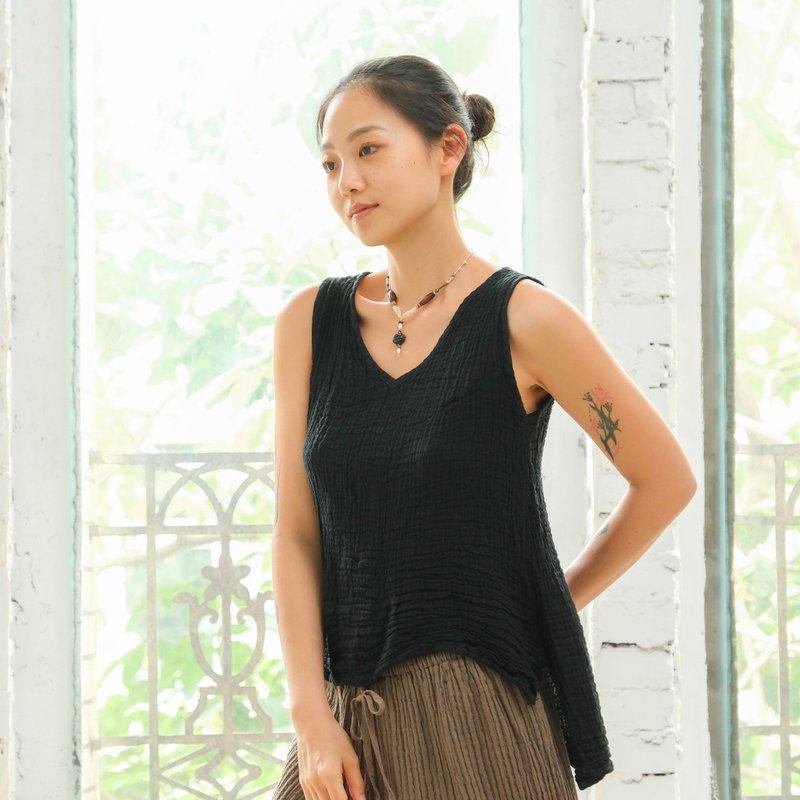 V-neck vest with short front and long back/double-layer gauze black - Women's Vests - Cotton & Hemp Black