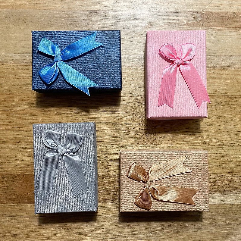 Ribbon-wrapped gift boxes are available in four colors and two sizes (need to be ordered with store merchandise)