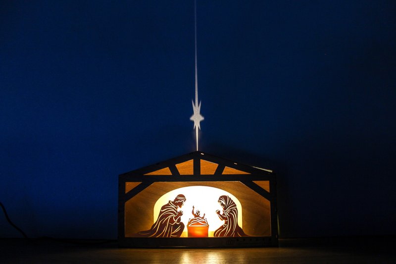 Christmas manger night light projecting Christmas star_large quantity can be customized for holiday exchange gifts church wooden night light - โคมไฟ - ไม้ 