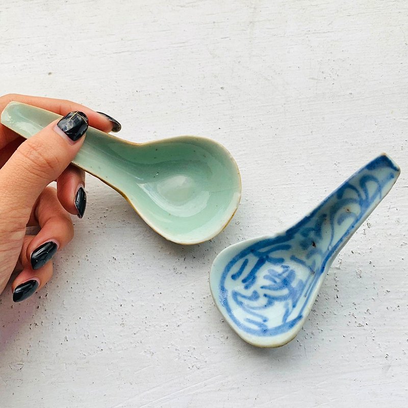 Three generations of Chinese-style blue and white porcelain soup spoons in Qing Dynasty, China │ Two antique pieces of blue-patterned bean green collection