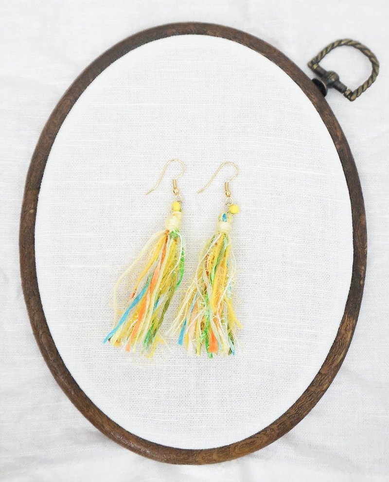 Handmade tassel earrings | Grass green (a pair) - ต่างหู - ผ้าไหม สีเหลือง