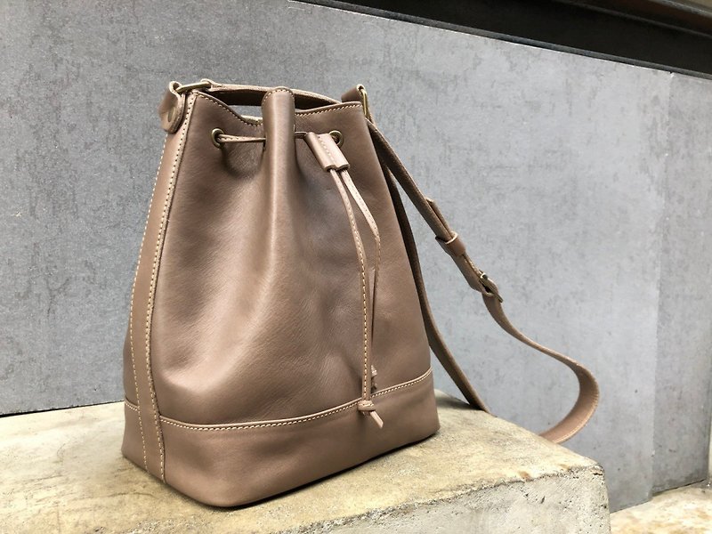 Tonal stitching bucket bag / cross-body bag Color: Taupe Grey Size: S vegetable tanned cowhide
