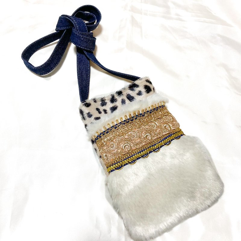 Animal Fur Pocket Smartphone Shoulder bag - กระเป๋าแมสเซนเจอร์ - วัสดุอื่นๆ สีนำ้ตาล
