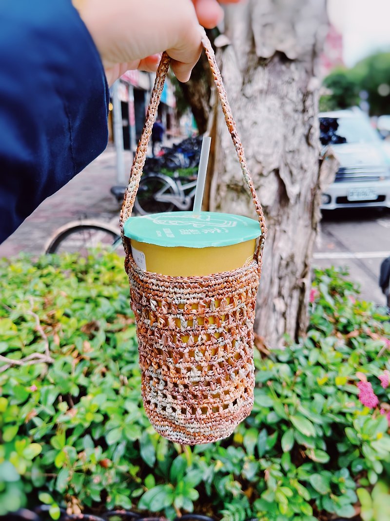 Environmentally friendly plastic thread crochet waterproof and dirt-resistant washable drink cup holder / drink bag - M size