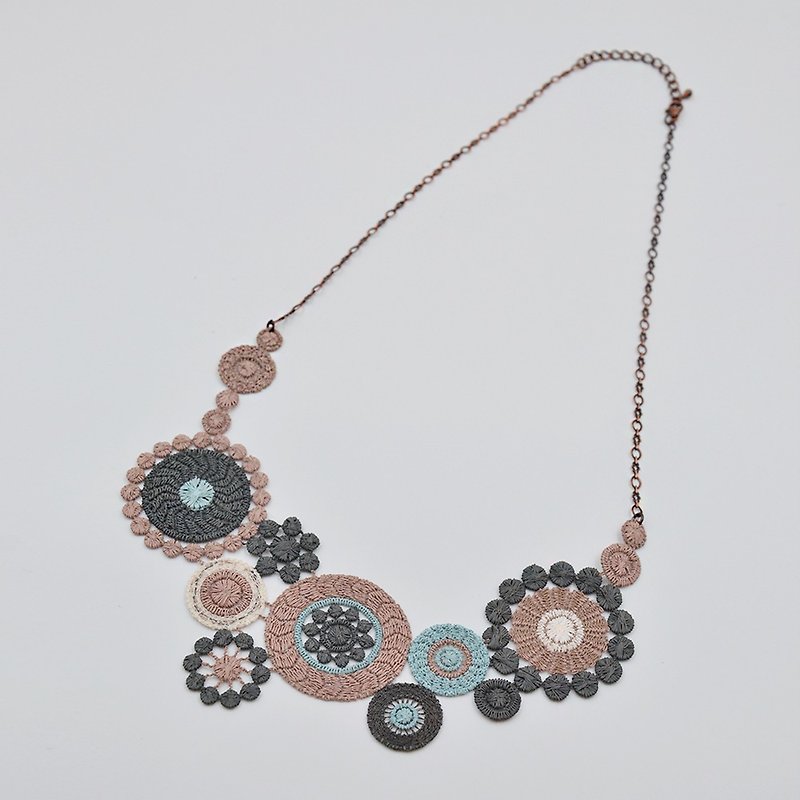 Pop style embroidered necklace gift - สร้อยคอ - งานปัก สีกากี