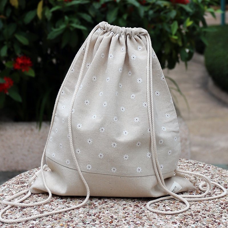 Silverbreeze~Bundle Back Backpack~White Flower (B14) - กระเป๋าหูรูด - ผ้าฝ้าย/ผ้าลินิน ขาว