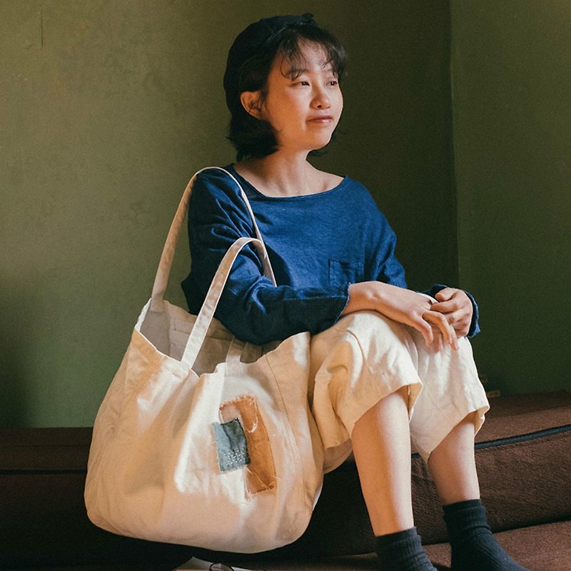 Free like the wind, Linen and wood dyed patch, hand-made tote canvas bag, shoulder bag, eco-friendly shopping bag - กระเป๋าแมสเซนเจอร์ - ผ้าฝ้าย/ผ้าลินิน ขาว