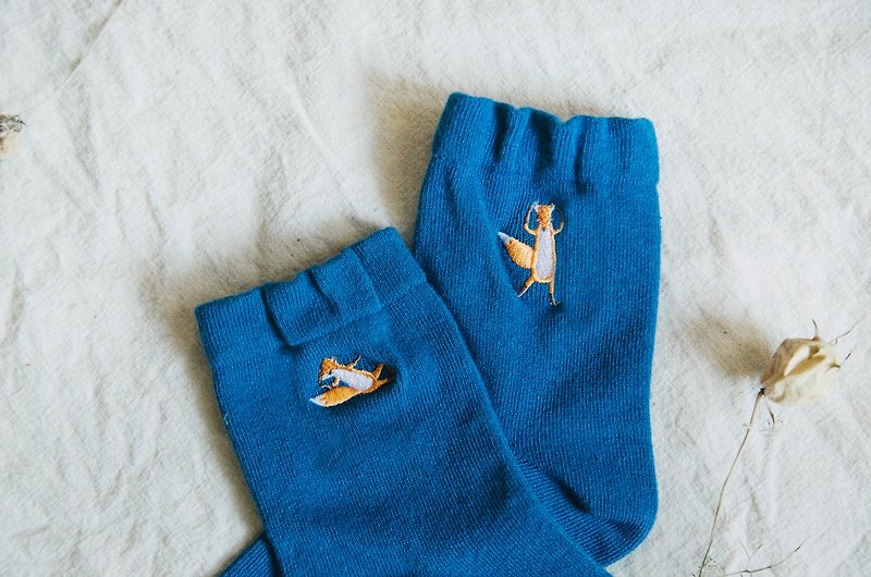 我的襪子有狐狸—海洋藍│刺繡棉襪 - 襪子 - 棉．麻 藍色