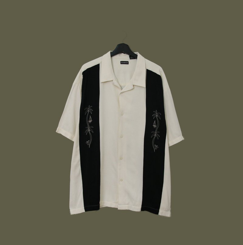 Back to Green-embroidered short-sleeved shirt black and white sailboat and coconut tree vintage shirt - เสื้อเชิ้ตผู้ชาย - เส้นใยสังเคราะห์ 