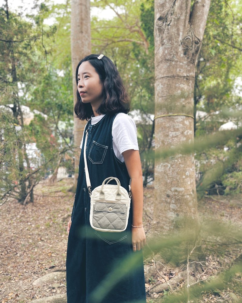 Quilted forest toast bag, cross-body and portable - beige - กระเป๋าแมสเซนเจอร์ - ผ้าฝ้าย/ผ้าลินิน 